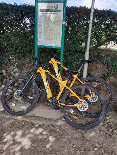 E-mountainbike bij een routebord