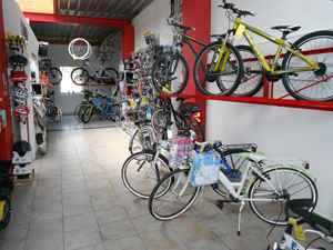 De winkel van Fietsshop Heuvelland van binnen, met fietsen op de vloer en aan de wand